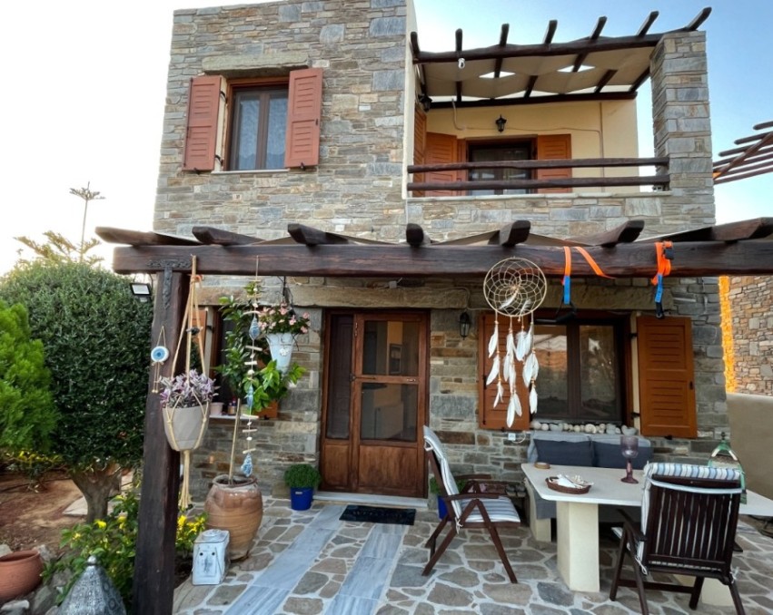 Самостоятелна къща в Сирос