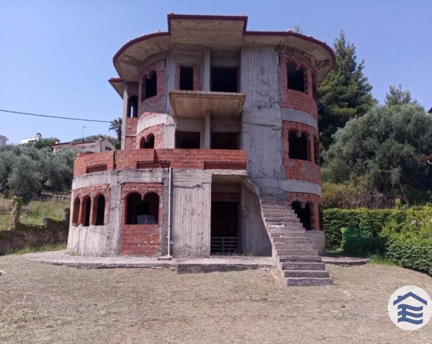 Bâtiment inachevé à Paliouri, Chalcidique